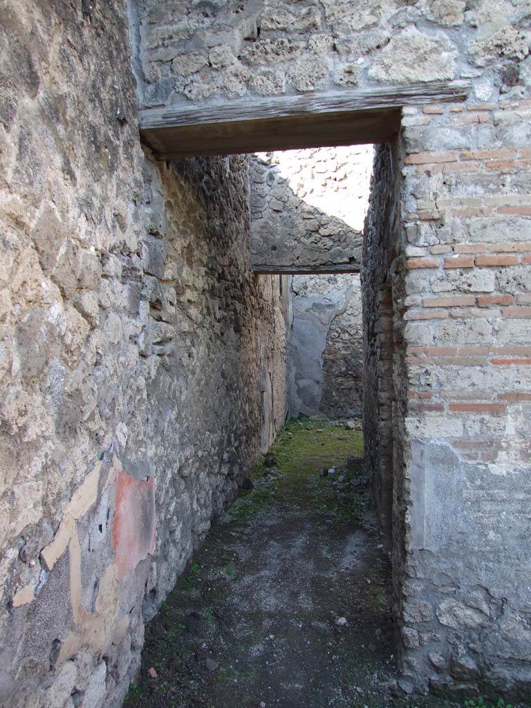 V.1.18 Pompeii. December 2007. 
Corridor “m’ ”, leading to large triclinium room “m” on north side of corridor.