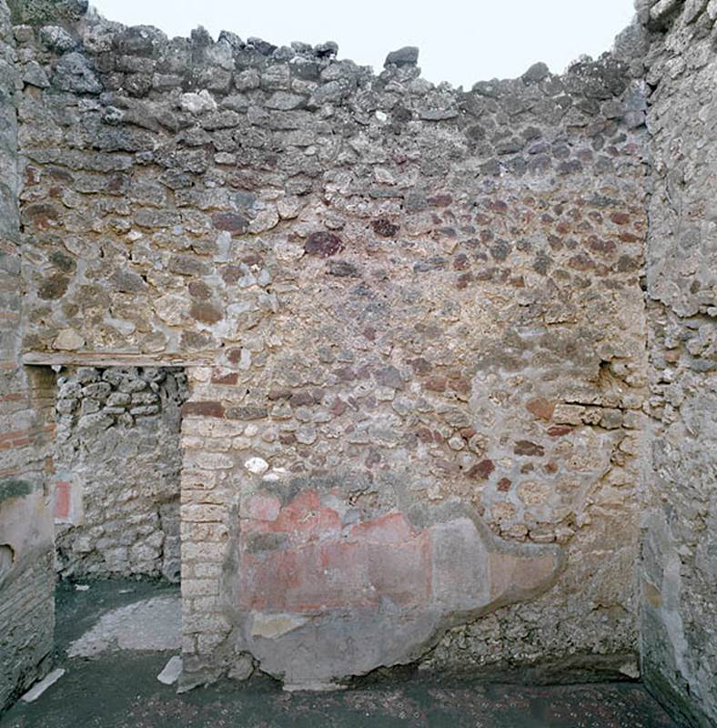 V.1.18 Pompeii. c.2005-2008.   
Room “n”, oecus, looking towards west wall, with doorway into corridor “m’ ”. 
Photo by Hans Thorwid.
Photo courtesy of The Swedish Pompeii Project.