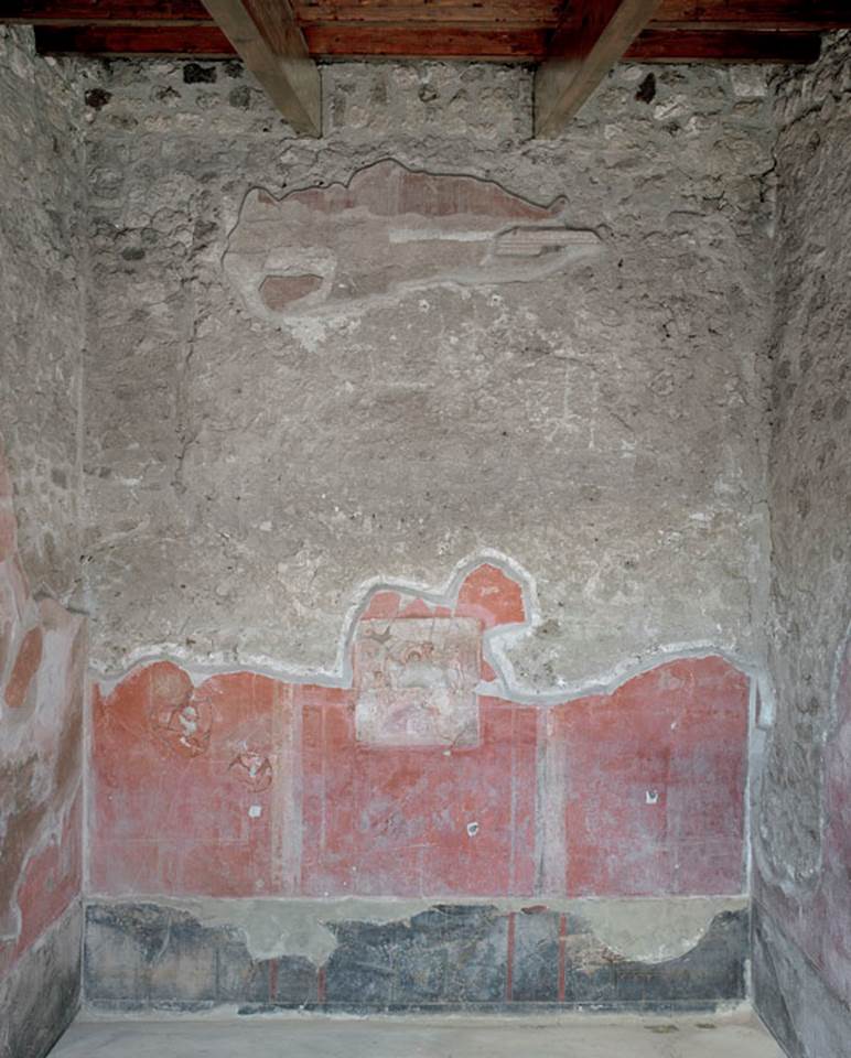 V.1.18 Pompeii. 2012. 
Room “o”, exedra, north wall. Photo by Hans Thorwid.
“North wall in 2012. Lower part and floor line taken in 2012.”
Photo and words courtesy of The Swedish Pompeii Project.