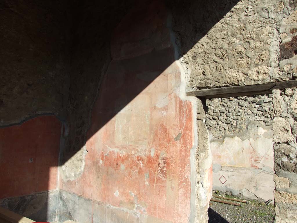V.1.18 Pompeii. December 2007. 
Exedra “o”, east wall. Remains of wall painting on east wall and doorway through to large Oecus “p”.