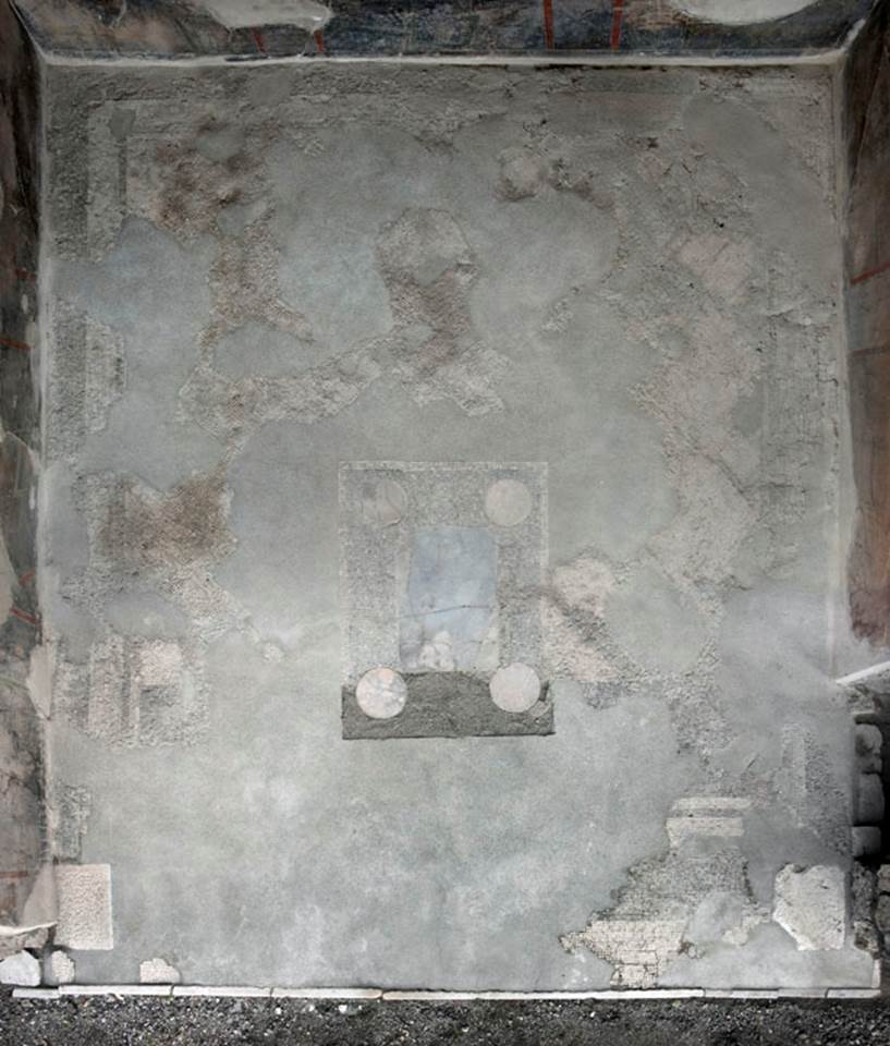 V.1.18 Pompeii. 2012. 
Room “o”, exedra, floor. Photo by Hans Thorwid.
Photo courtesy of The Swedish Pompeii Project.