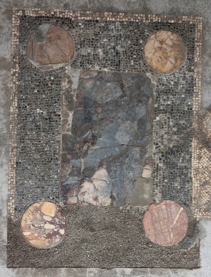 V.1.18 Pompeii. 2012. 
Room “o”, exedra, floor centre detail, wet. Photo by Hans Thorwid.
Photo courtesy of The Swedish Pompeii Project.