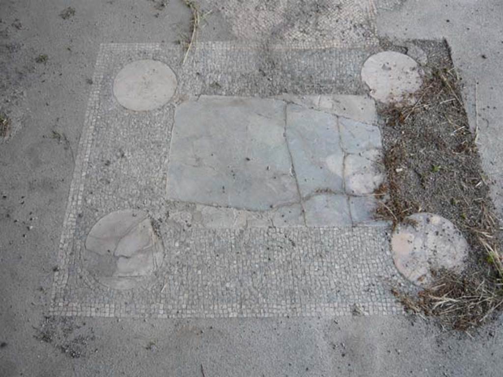 V.1.18 Pompeii. May 2012.  Exedra “o”, area in centre of floor for the table, marked by a rectangular marble slab. Photo courtesy of Buzz Ferebee.