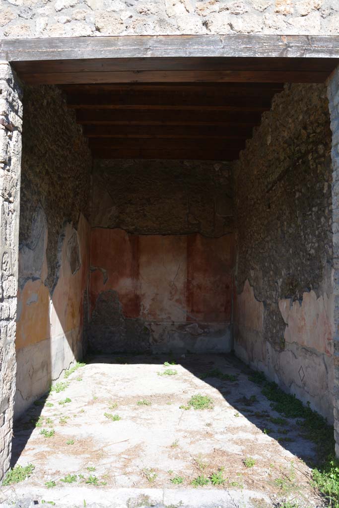 V.1.18 Pompeii. October 2019. 
Oecus “p”, looking north through doorway into large room on north side of peristyle.
Foto Annette Haug, ERC Grant 681269 DÉCOR.