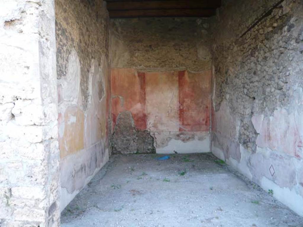 V.1.18 Pompeii. May 2012. Oecus “p”, looking north in large room on north side of peristyle.  Photo courtesy of Buzz Ferebee.