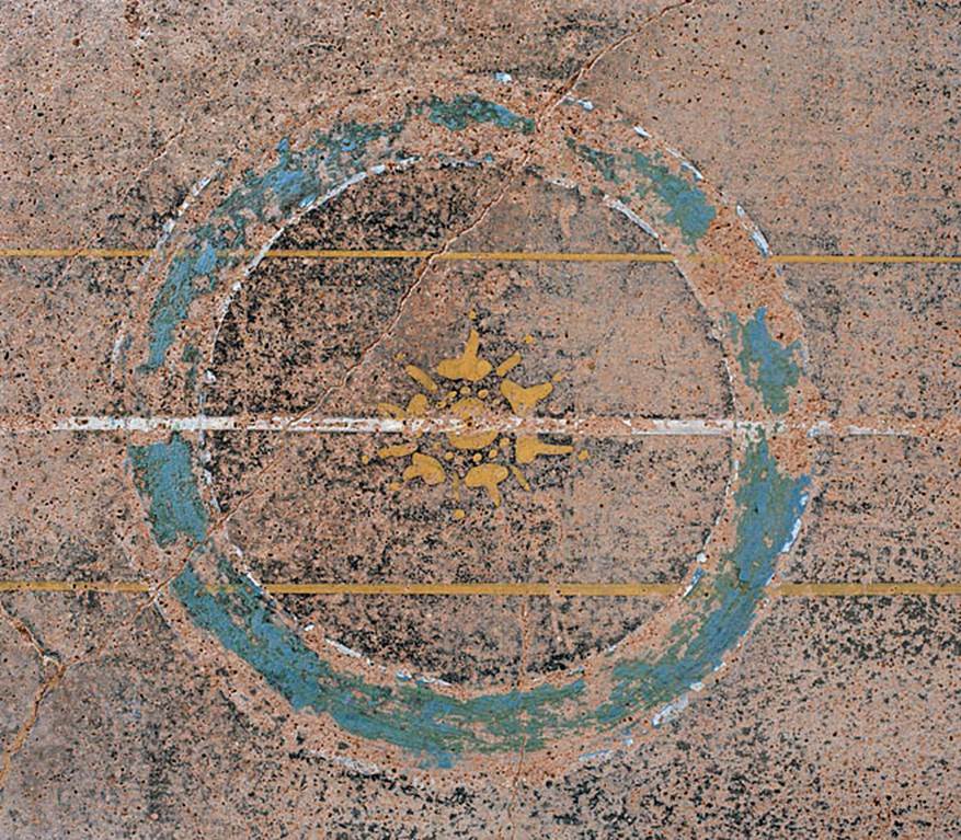 V.1.18 Pompeii. 2012. 
Room “p”, oecus, detail from west wall. Photo by Hans Thorwid.
Photo courtesy of The Swedish Pompeii Project.