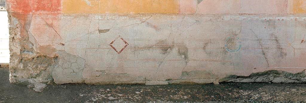 V.1.18 Pompeii. 2012.   
Room “p”, oecus, detail from zoccolo (socle) on west wall at south end. Photo by Hans Thorwid.
Photo courtesy of The Swedish Pompeii Project.
