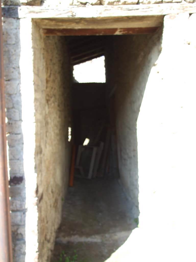 V.1.18 Pompeii.  December 2007. 
Corridor “q” leading to rear of house, services area and entrances V.1.11 and V.1.12.