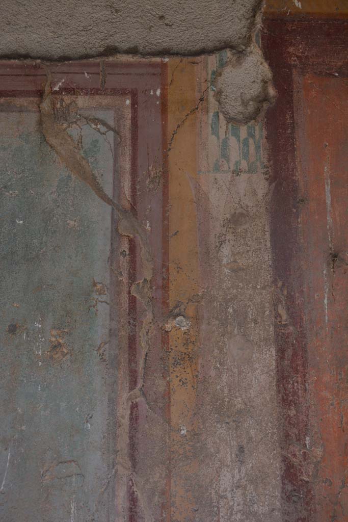 V.1.18 Pompeii. October 2019. 
Exedra “y”, detail of upper painted frame of central painting on east wall.
Foto Annette Haug, ERC Grant 681269 DÉCOR.