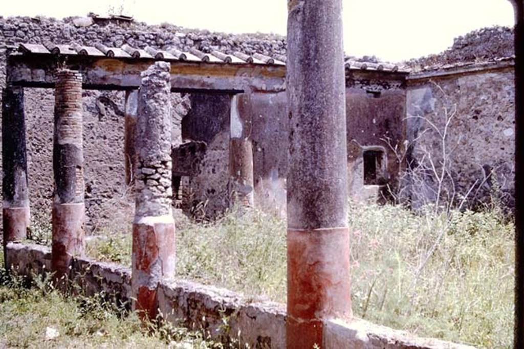 V.1.18 Pompeii. 1964. Looking from north portico towards east side of peristyle “i”, and room “k” with a window, in the south-east corner. 
Photo by Stanley A. Jashemski.
Source: The Wilhelmina and Stanley A. Jashemski archive in the University of Maryland Library, Special Collections (See collection page) and made available under the Creative Commons Attribution-Non Commercial License v.4. See Licence and use details.
J64f0898