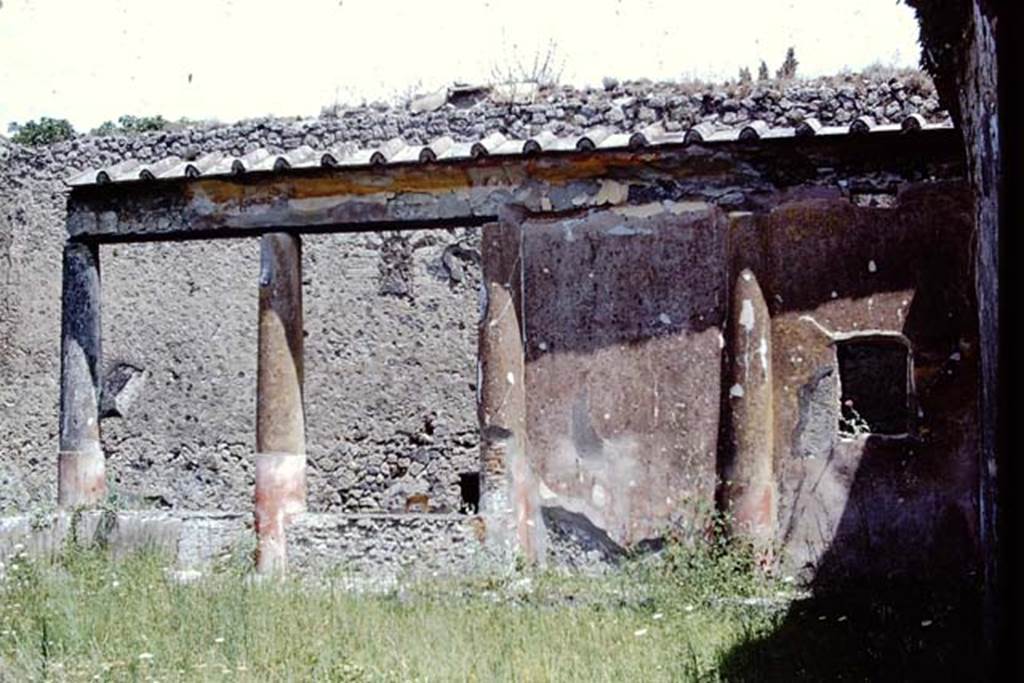 V.1.18 Pompeii. 1972. East wall of peristyle “I”, with window into small room “k” in south-east corner, on right.  Photo by Stanley A. Jashemski. 
Source: The Wilhelmina and Stanley A. Jashemski archive in the University of Maryland Library, Special Collections (See collection page) and made available under the Creative Commons Attribution-Non Commercial License v.4. See Licence and use details. J72f0406