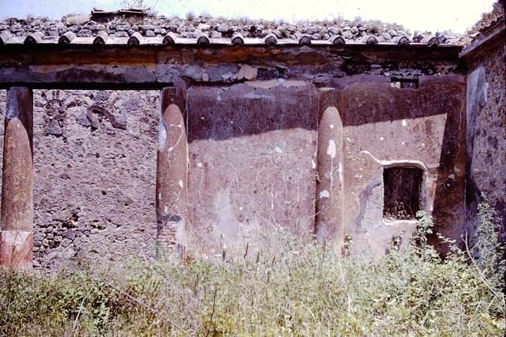 V.1.18 Pompeii. 1964. East wall of peristyle “I”, with window into small room “k” in south-east corner. Photo by Stanley A. Jashemski.
Source: The Wilhelmina and Stanley A. Jashemski archive in the University of Maryland Library, Special Collections (See collection page) and made available under the Creative Commons Attribution-Non Commercial License v.4. See Licence and use details.
J64f0903