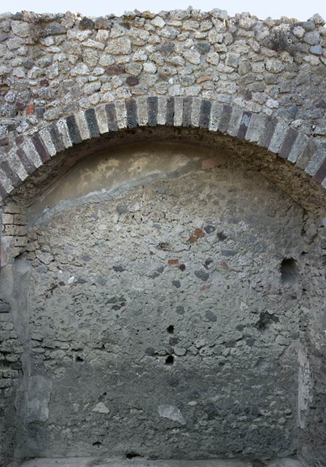 V.1.18 Pompeii. c.2005-2008. 
Room “k”, detail on east wall. Photo by Hans Thorwid.
Photo courtesy of The Swedish Pompeii Project.