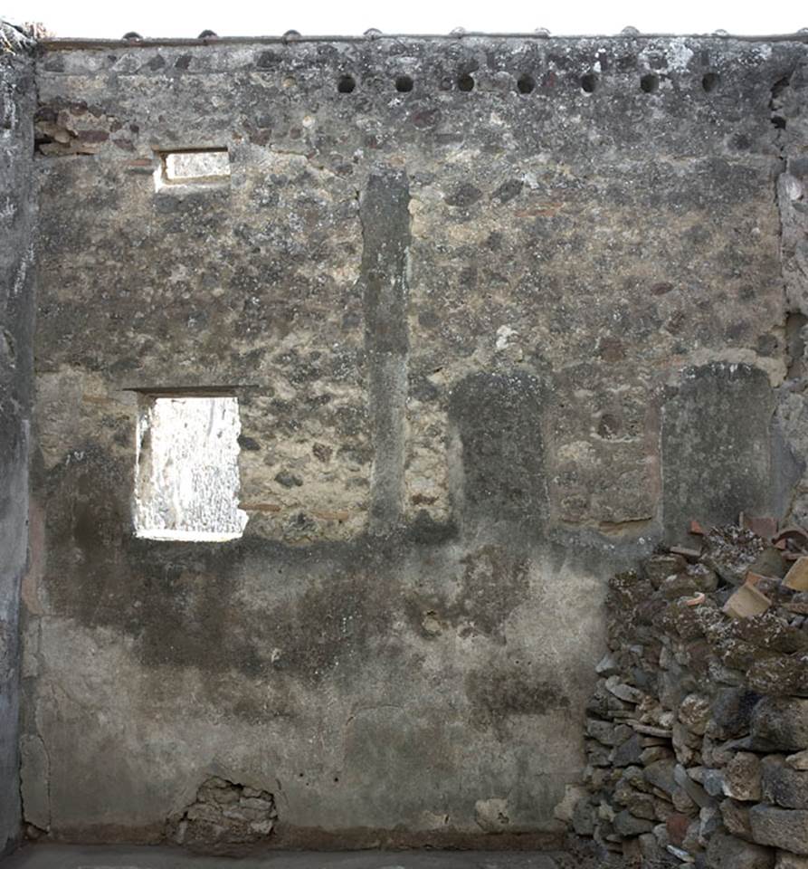 V.1.18 Pompeii. c.2005-2008. 
Room “k”, west wall with window onto peristyle. Photo by Hans Thorwid.
Photo courtesy of The Swedish Pompeii Project.