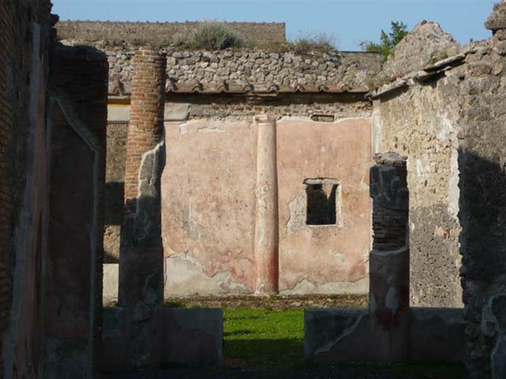 V.1.18 Pompeii. May 2012. Looking east across peristyle towards window of room “k”.
Photo courtesy of Buzz Ferebee.