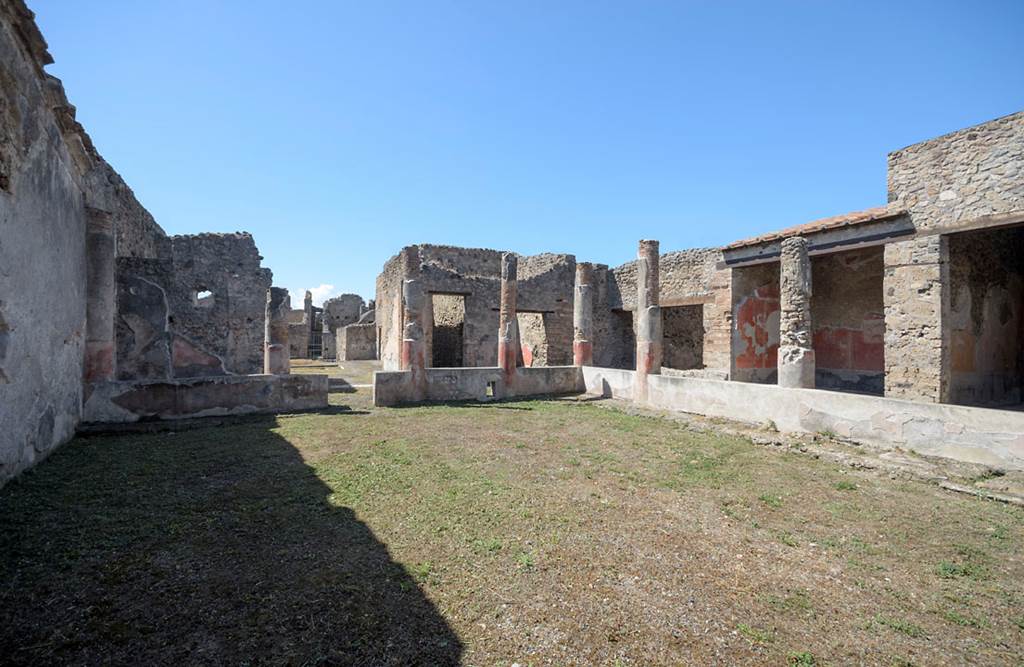 V.1.18 Pompeii. 2013. 
Looking west across peristyle garden “i”, from outside of room “k” on east portico. Photo by Hans Thorwid.
Photo courtesy of The Swedish Pompeii Project.