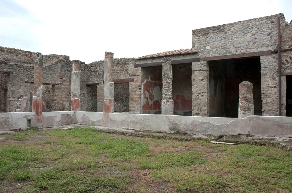 V.1.18 Pompeii. 2009. 
Looking north-west across peristyle garden “i”, from east portico. Photo by Hans Thorwid.
Photo courtesy of The Swedish Pompeii Project.