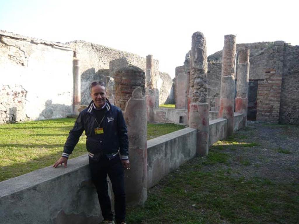 V.1.18 Pompeii. May 2012. Looking south along west portico of peristyle, from near exedra “y”. Photo courtesy of Buzz Ferebee.