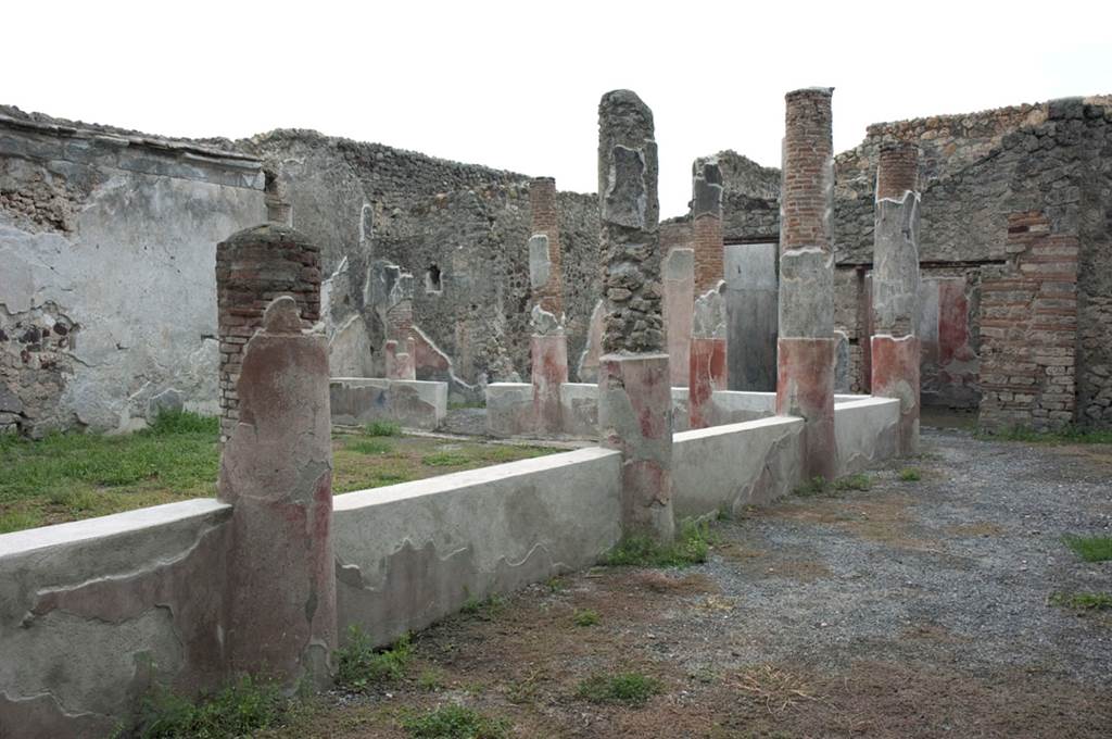 V.1.18 Pompeii. 2009. 
Looking south along west portico of peristyle “i”, from near exedra “y”. Photo by Hans Thorwid.
Photo courtesy of The Swedish Pompeii Project.
