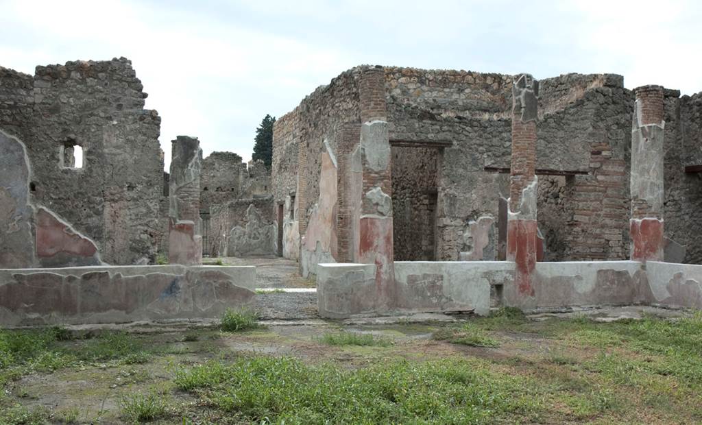 V.1.18 Pompeii. 2009. Peristyle garden “i”, looking west to tablinum “g”. Photo by Hans Thorwid.
Photo courtesy of The Swedish Pompeii Project.