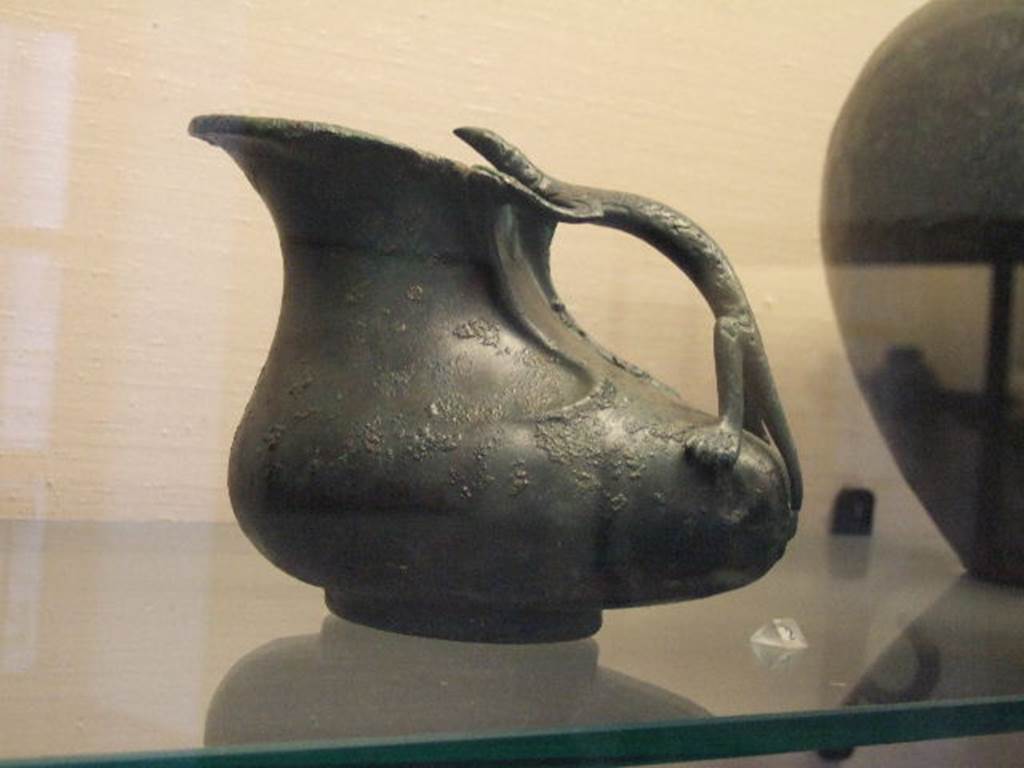 V.1.18 Pompeii. Found in tablinum “g”, Askos, a vessel used to pour small quantities of liquids such as oil.
Now in Naples Archaeological Museum. Inventory number 111563.