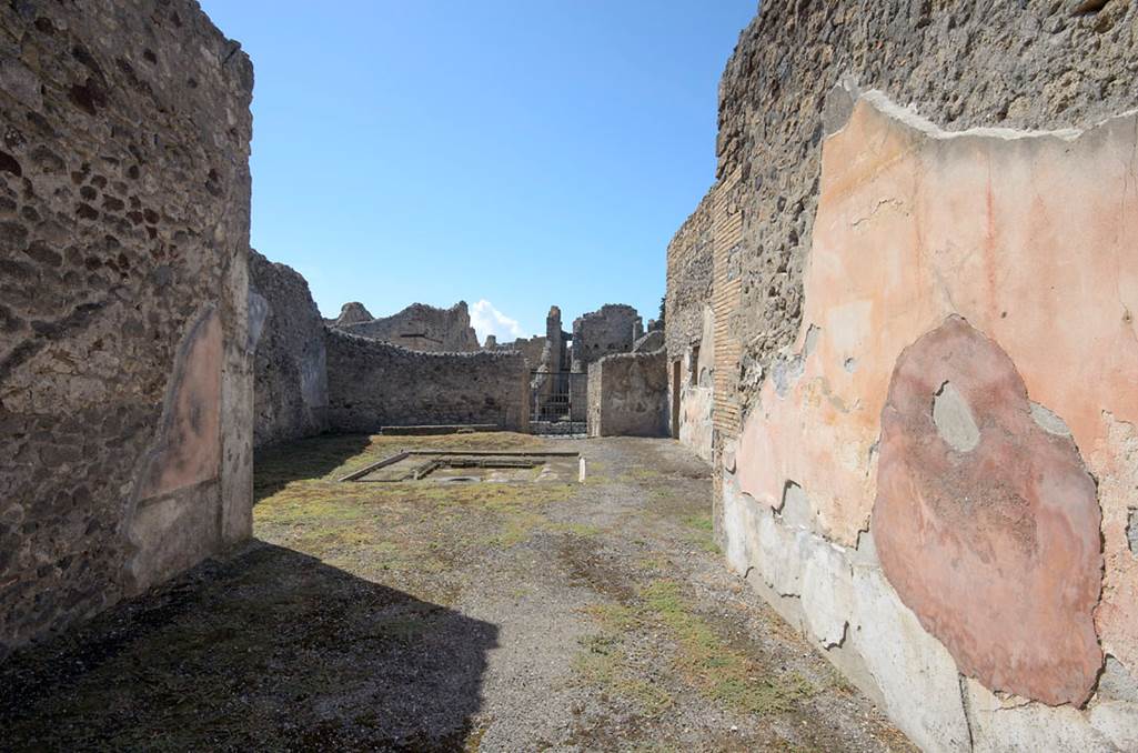 V.1.18 Pompeii. 2013. Looking west from tablinum “g”, across atrium towards entrance doorway. Photo by Hans Thorwid.
Photo courtesy of The Swedish Pompeii Project.