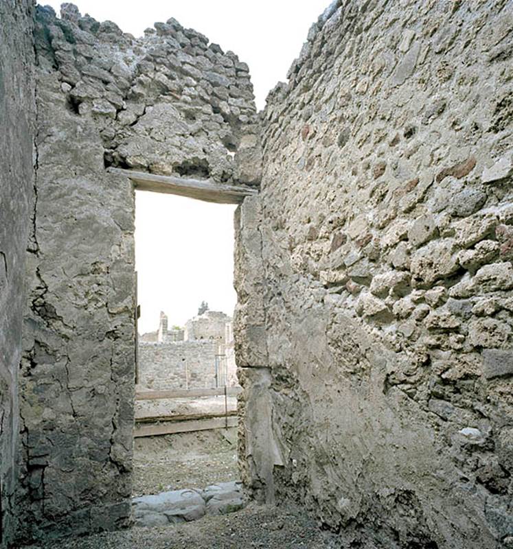 V.1.18 Pompeii. c.2005-2008.   
Room “f”, looking towards north-west corner with doorway to atrium in west wall. Photo by Thomas Staub. 
Photo courtesy of The Swedish Pompeii Project.