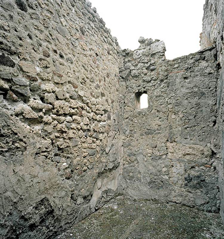 V.1.18 Pompeii. c.2005-2008.   
Room “f”, looking towards north-east corner with window in east wall. Photo by Thomas Staub. 
Photo courtesy of The Swedish Pompeii Project.