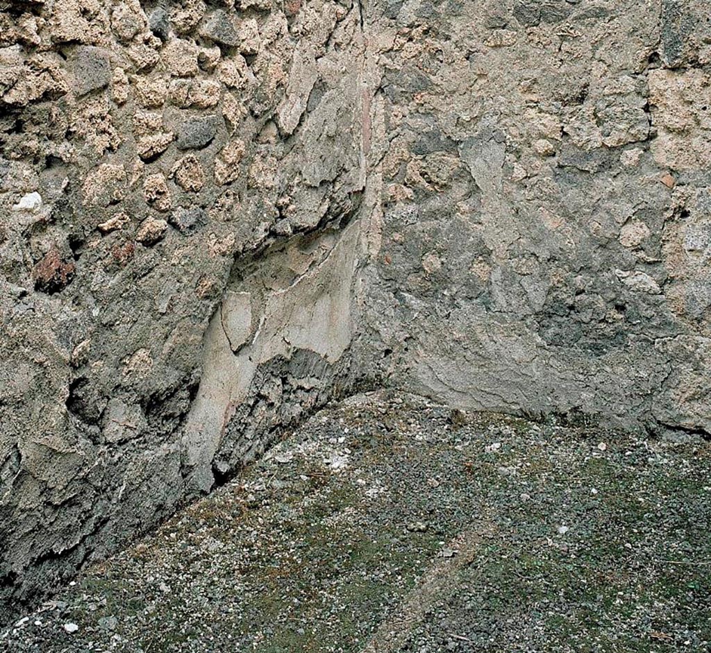 V.1.18 Pompeii. c.2005-2008.   
Room “f”, recess/niche in north wall in north-east corner. Photo by Thomas Staub. 
Photo courtesy of The Swedish Pompeii Project.