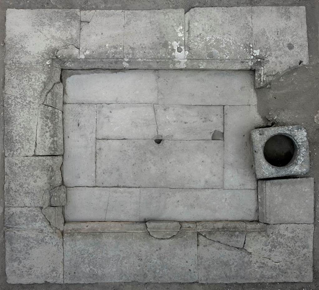 V.1.18 Pompeii. c.2008. Impluvium in atrium. Photo by Hans Thorwid.  
Photo courtesy of The Swedish Pompeii Project.