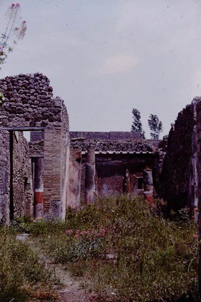 V.1.18 Pompeii. 1964. 
Looking east across north side of atrium “b” towards corridor “h” to peristyle “i”, on left, and tablinum "g".
Photo by Stanley A. Jashemski.
Source: The Wilhelmina and Stanley A. Jashemski archive in the University of Maryland Library, Special Collections (See collection page) and made available under the Creative Commons Attribution-Non Commercial License v.4. See Licence and use details.
J64f0900