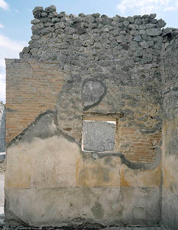 V.1.18 Pompeii. c.2005-2008.  Room “d”.
South wall before restoration. Photo by Hans Thorwid.
Photo courtesy of The Swedish Pompeii Project.
