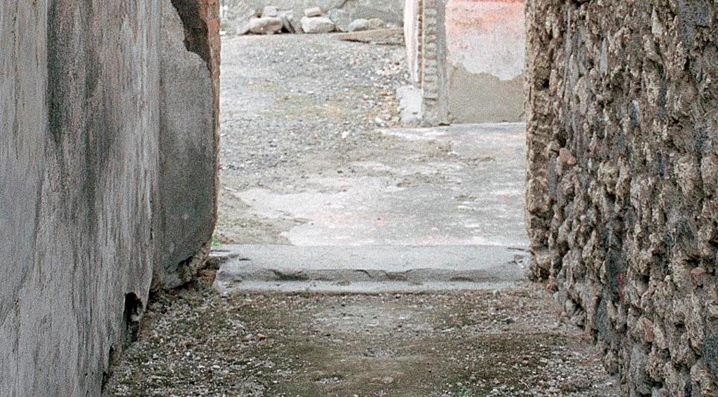 V.1.18 Pompeii. c.2005-2008.  Doorway threshold at west end of corridor “h”. Photo by Hans Thorwid.
Photo courtesy of The Swedish Pompeii Project.