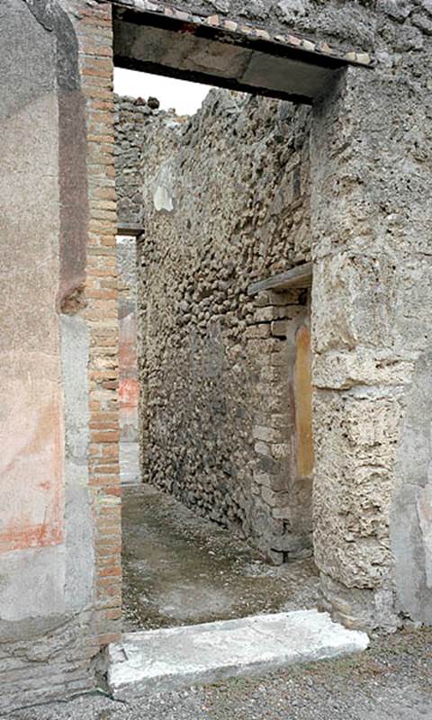 V.1.18 Pompeii. c.2005-2008.  Photo by Hans Thorwid
Looking west through corridor “h” to ala “e” on north side of atrium “b”.
The doorway in the north wall leads into a triclinium, room “l” (L).
Photo courtesy of The Swedish Pompeii Project.