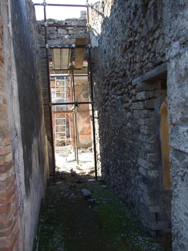 V.1.18 Pompeii. December 2007. 
Looking west through corridor “h” to ala “e” on north side of atrium “b”.