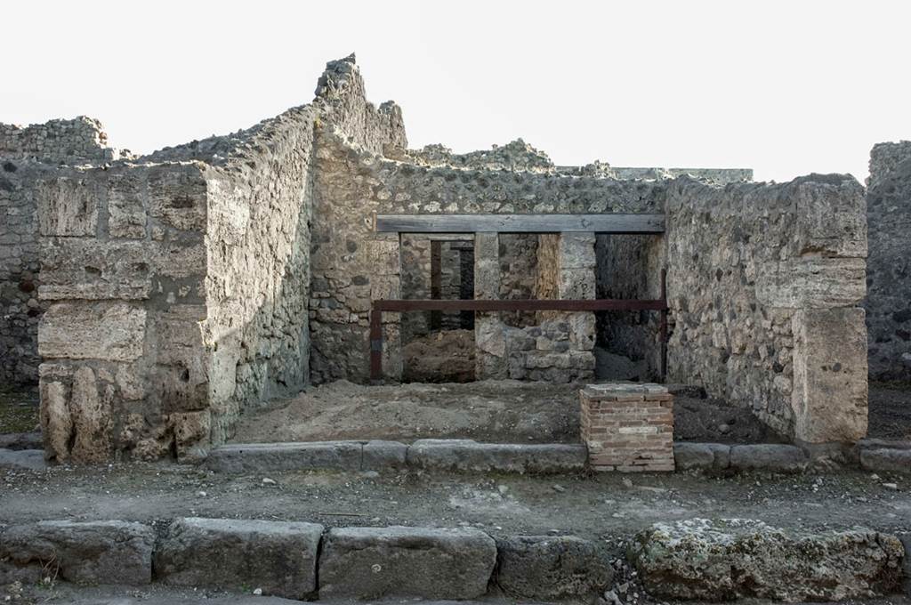 V.1.20/21 Pompeii. c.2001.   
Looking east towards V.1.20 on left and doorway to V.1.21 on right. Photo by Hans Thorwid.
Photo courtesy of The Swedish Pompeii Project.