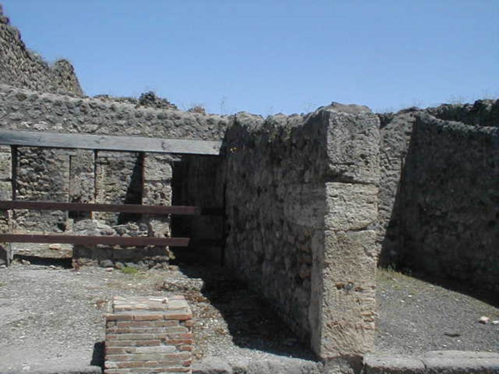 V.1.20, V.1.21 and V.1.22, Pompeii. May 2005. Entrances.