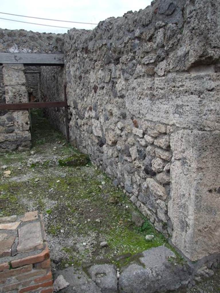 VI.1.21 Pompeii. December 2007. Entrance to steps to dwelling on upper floor, in foreground.
