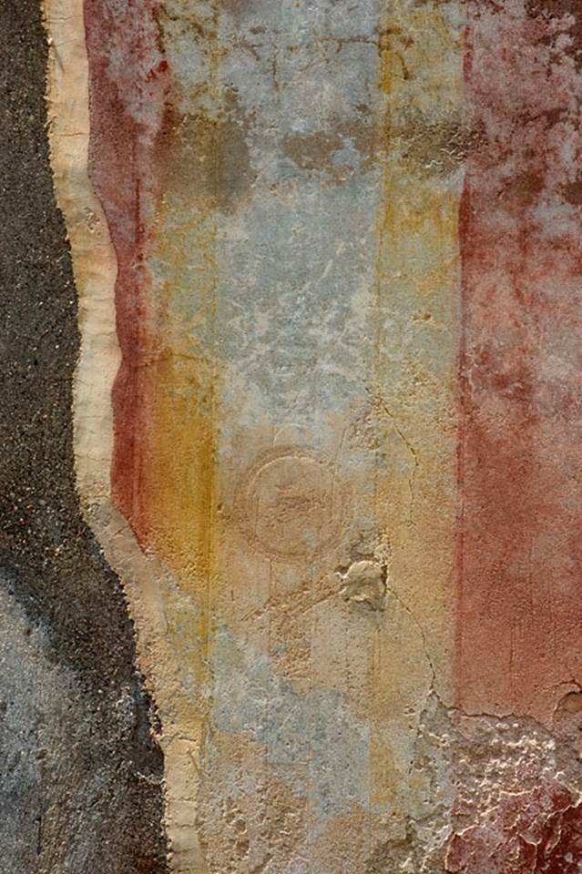 V.1.23 Pompeii. 
Room “k”, detail of painted decoration on north wall of triclinium. Photo by Hans Thorwid.
Photo courtesy of the Swedish Pompeii Project.