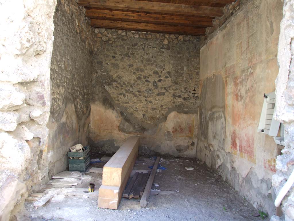 V.1.23 Pompeii. March 2009. Room 9, triclinium. Looking west through window from courtyard garden.