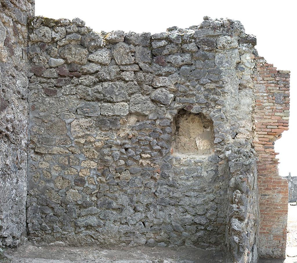 V.1.23 Pompeii. Not dated.  
Room “h”, west wall with niche. Photo by Hans Thorwid.
Photo courtesy of the Swedish Pompeii Project.