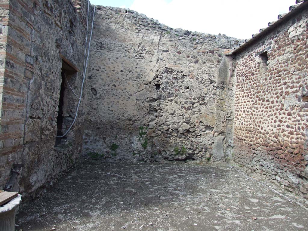 V.1.23 Pompeii. March 2009. Room “l” (L), garden courtyard, looking north.