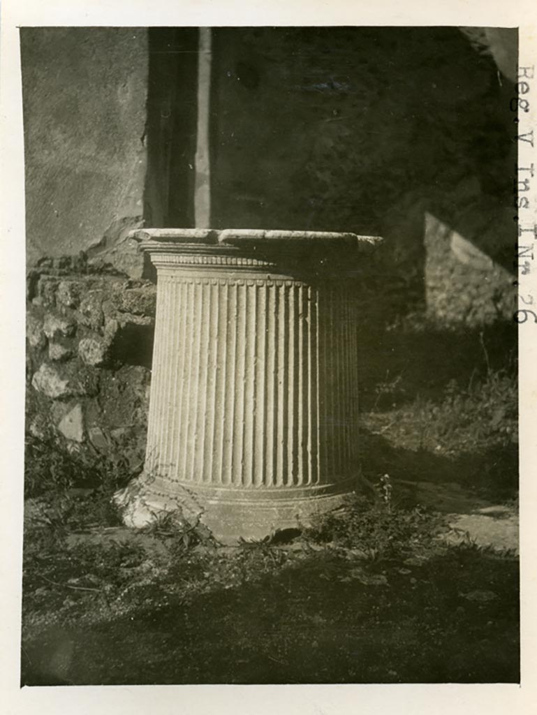 V.1.26 Pompeii. Pre-1937-39. Marble puteal, now in V.1.23.
Photo courtesy of American Academy in Rome, Photographic Archive. Warsher collection no. 1047