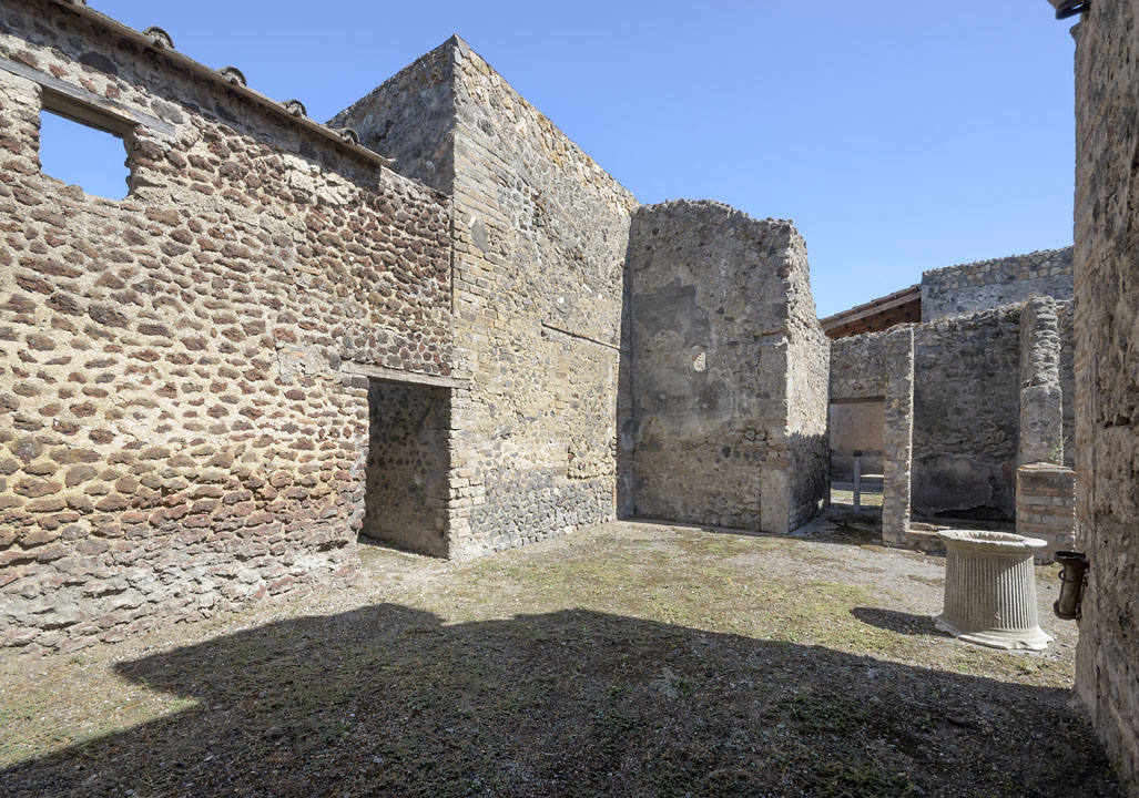 V.1.23 Pompeii. 2013. Room “l” (L), looking south across garden courtyard. 
The doorway to the services area can be seen, centre left. 
The doorway to the corridor leading to V.1.26 can be seen, centre right. Photo by Hans Thorwid.
Photo courtesy of the Swedish Pompeii Project.