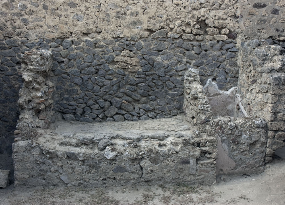 V.1.23 Pompeii. Room “n”, bench against north wall of kitchen area. Photo by Hans Thorwid.
Photo courtesy of the Swedish Pompeii Project.