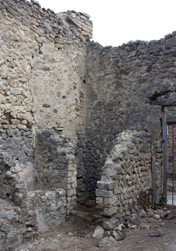 V.1.23 Pompeii. 
Room “n”, doorway into latrine in north-east corner of kitchen, with rear entrance doorway at V.1.10, on right. Photo by Hans Thorwid.
Photo courtesy of the Swedish Pompeii Project.