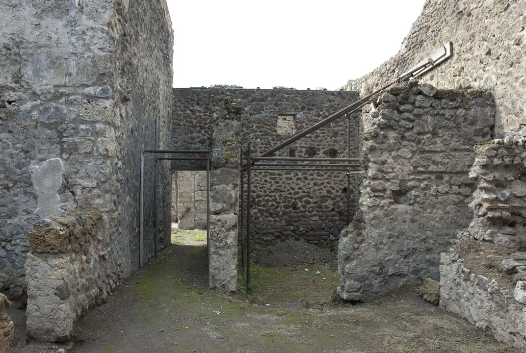 V.1.23 Pompeii. 
Room “n”, looking west across kitchen area towards corridor “m” to garden area, and stable/room “q”, on right. 
Photo by Hans Thorwid.
Photo courtesy of the Swedish Pompeii Project.