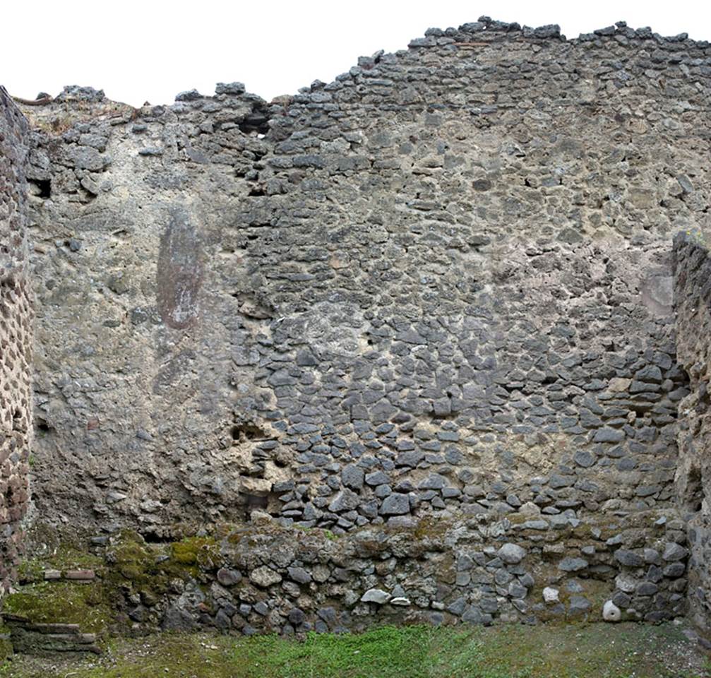 V.1.23 Pompeii. Room “q”, looking towards north wall. Photo by Hans Thorwid.
Photo courtesy of the Swedish Pompeii Project.