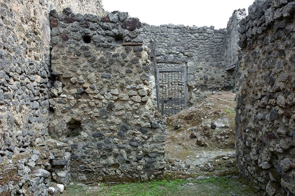 V.1.23 Pompeii. 
Room “q”, east wall, with doorway into kitchen and towards rear doorway at V.1.10. Photo by Hans Thorwid.
Photo courtesy of the Swedish Pompeii Project.
(See V.1.10 for extract from BdI, 1876 referring to this area)