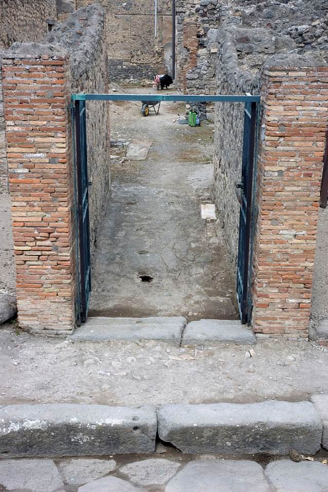 V.1.23 Pompeii. Looking east from entrance doorway on Via del Vesuvio.
Photo by Hans Thorwid.
Photo courtesy of the Swedish Pompeii Project.